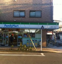 コンビニ　ファミリーマート東綾瀬一丁目店（コンビニ）まで382m