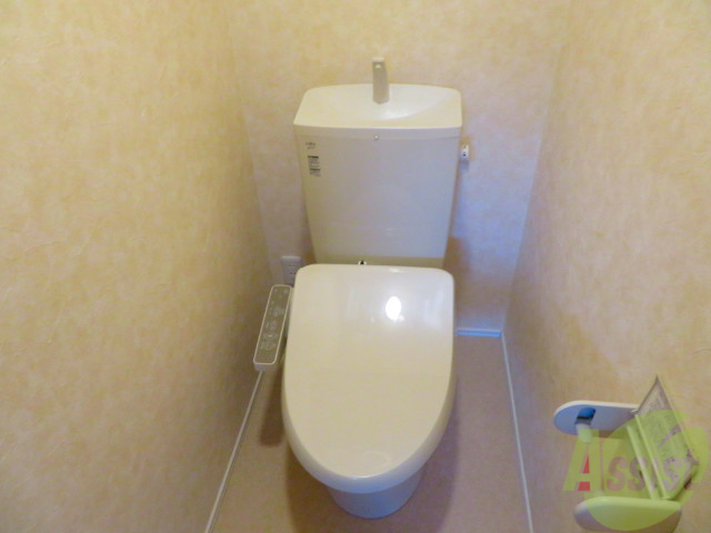 トイレ　ウォシュレット機能がついたトイレです。安心して使用できますね