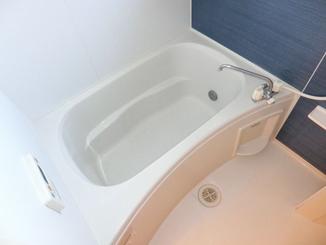 バス・シャワールーム　清潔感のあるバスルームです