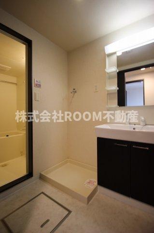 洗面設備　明るい洗面所です