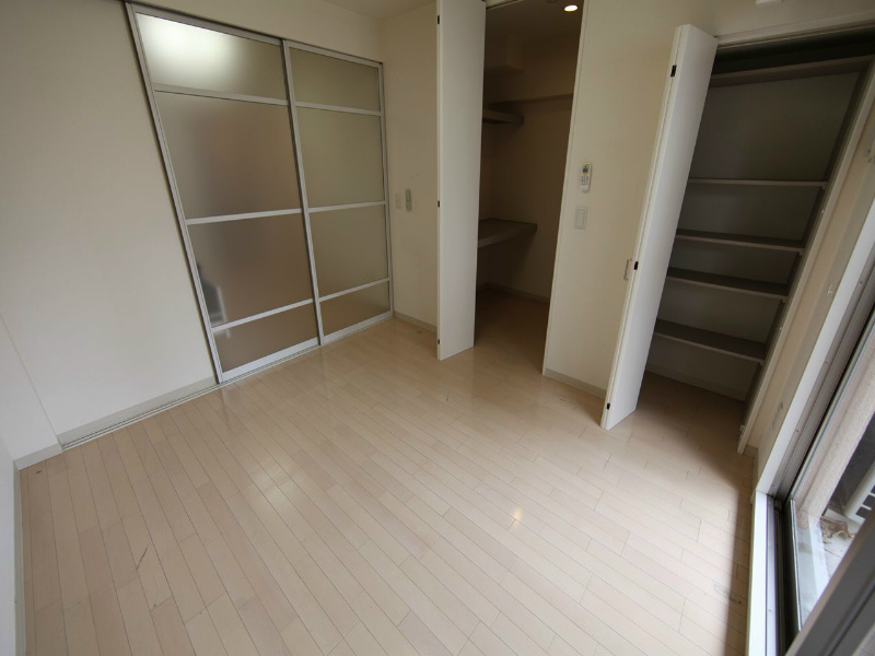 居室・リビング　洋室5.9帖　ウォークインクローゼット（収納充実してます）