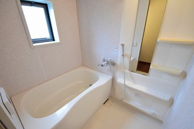 バス・シャワールーム　窓有のお風呂　101号室写真　他部屋
