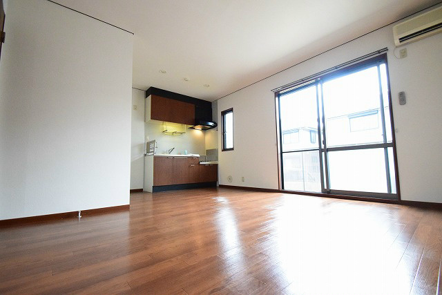 居室・リビング　明るいリビング101号室写真