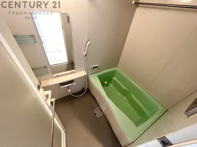 バス・シャワールーム　シャンプーなど置けるスペースしっかりあります。