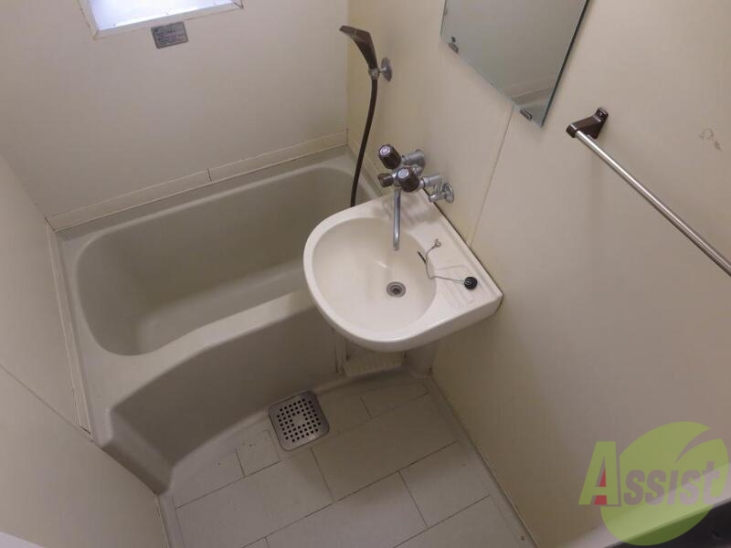 バス・シャワールーム　大きめの浴槽で一日の疲れを癒やしてください。