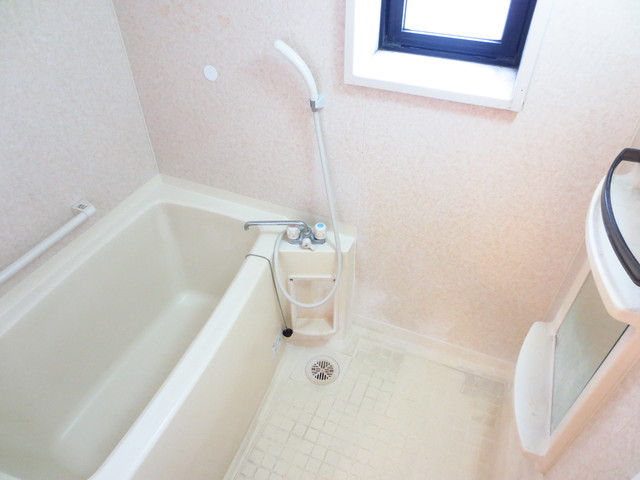 バス・シャワールーム　浴室に窓がついてます