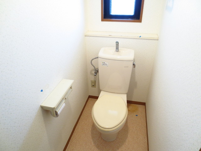 トイレ　トイレに窓あります