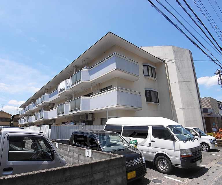 建物外観　大きな敷地にある建物です