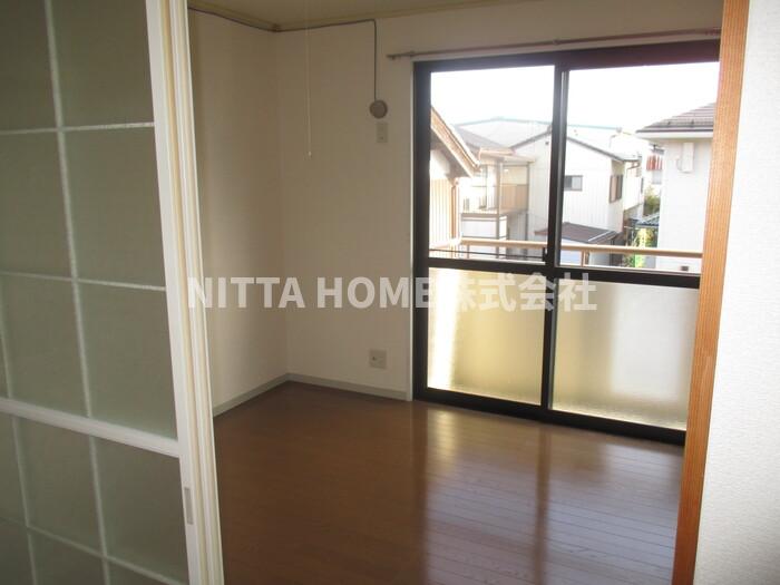 居室・リビング　南向きのバルコニーがついている４．５帖の洋室です＊