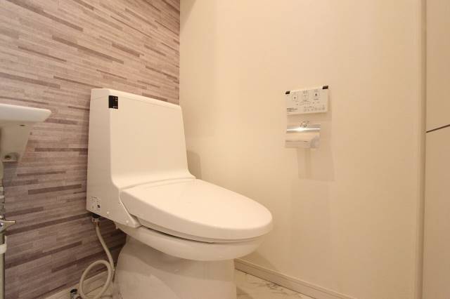 トイレ　温水洗浄便座付きのお手洗いです。