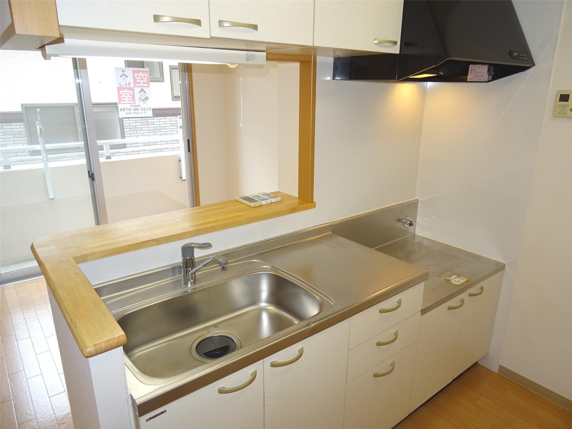 キッチン　人気の対面キッチン！南向きベランダ付きです！