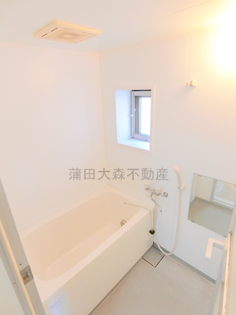 バス・シャワールーム　窓と追焚付きのお風呂　バスルーム