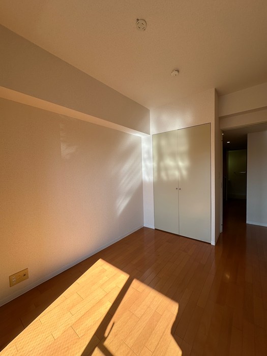 その他部屋・スペース　南西向き洋室4帖☆クローゼットがあります♪お洋服がスッキリ収