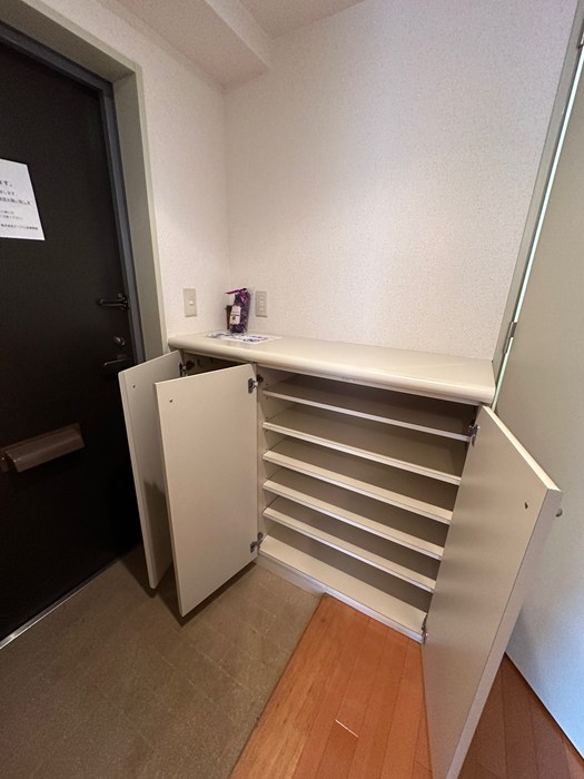 玄関　シューズボックス付きで玄関もキレイに片付きます！上に写真やか