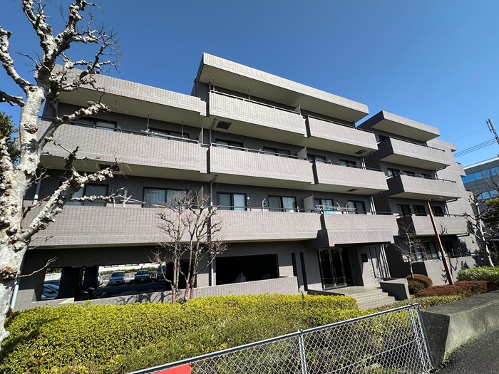 建物外観　小田急線「新百合ヶ丘」駅まで徒歩圏内！鉄筋コンクリートの4階