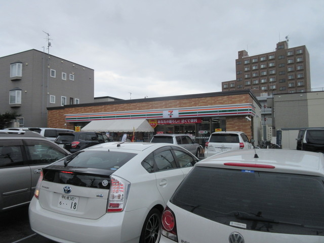 コンビニ　セブンイレブン札幌発寒6条13丁目店（コンビニ）まで385m