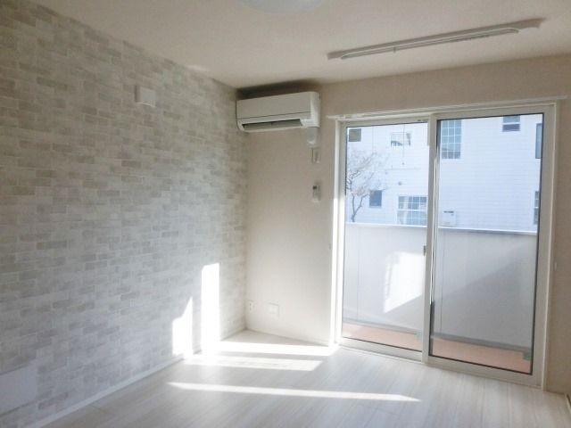 居室・リビング　オシャレなアクセントクロスのリビング