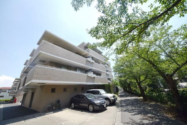 エントランス　閑静な住宅街にあるＲＣ造のマンションです