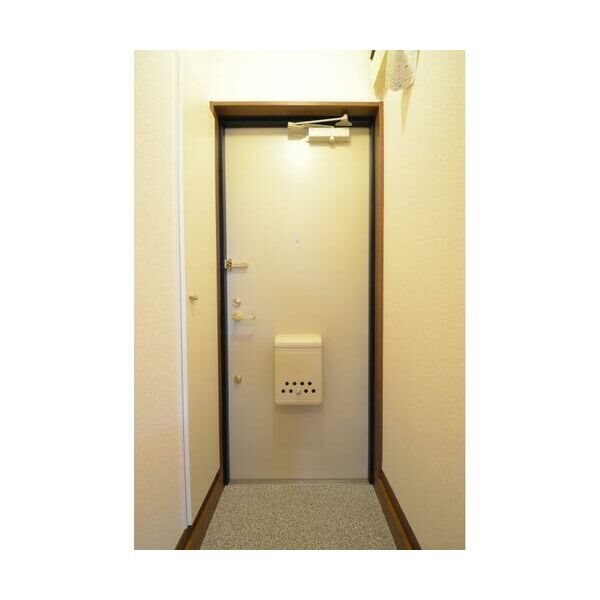 玄関　同建物の別部屋の写真