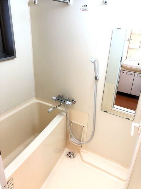 バス・シャワールーム　浴室はカビ対策！！換気窓付きです♪