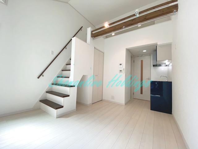 居室・リビング　天井の高い開放感のあるリビング