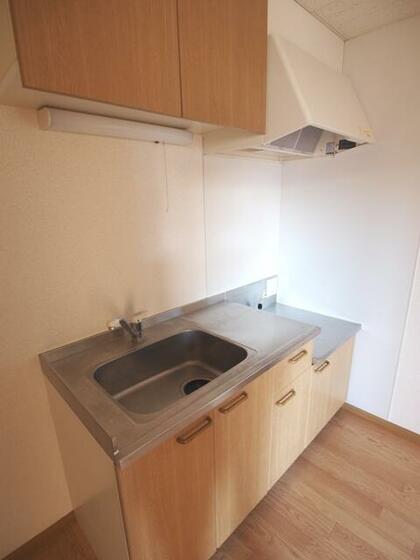 キッチン　ゆったりとしたキッチン　写真は同建物同間取りの別部屋のもので