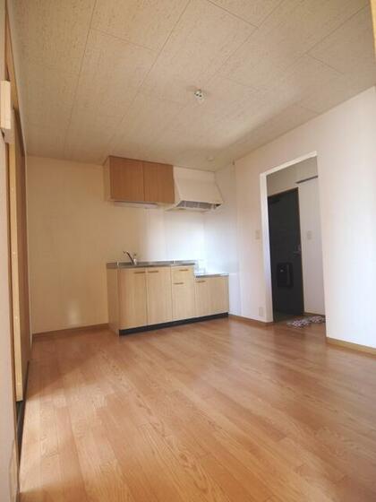 居室・リビング　ダイニングキッチン　写真は同建物同間取りの別部屋のものです。