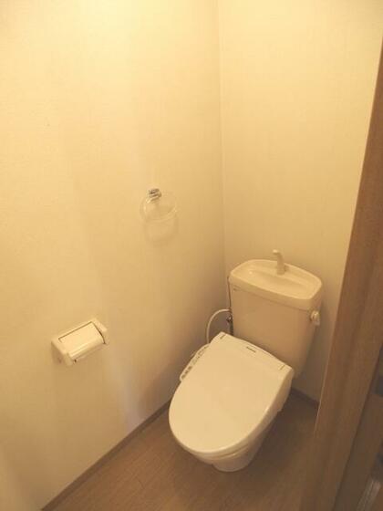 トイレ　温水洗浄便座新品　写真は同建物同間取りの別部屋のものです。