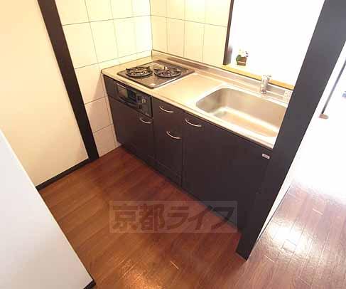 キッチン　二口ガスコンロ付のシステムキッチンです。