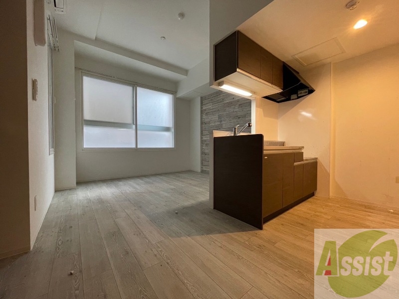 居室・リビング　白さが清潔感を出してくれます。お部屋も明るいですね。