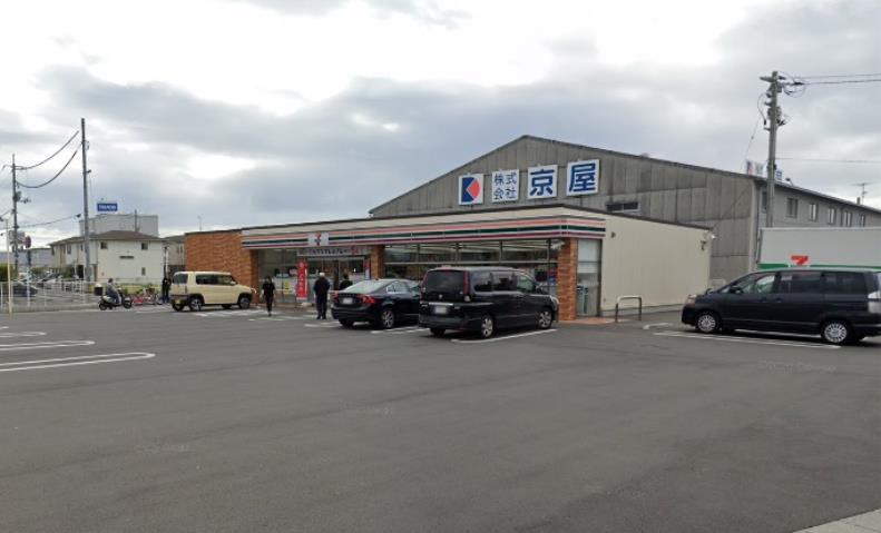 コンビニ　セブンイレブン西市駅前店（コンビニ）まで738m