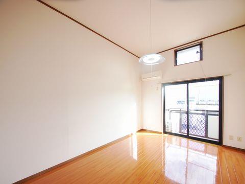 居室・リビング　洋室　日当り良好の明るいお部屋です