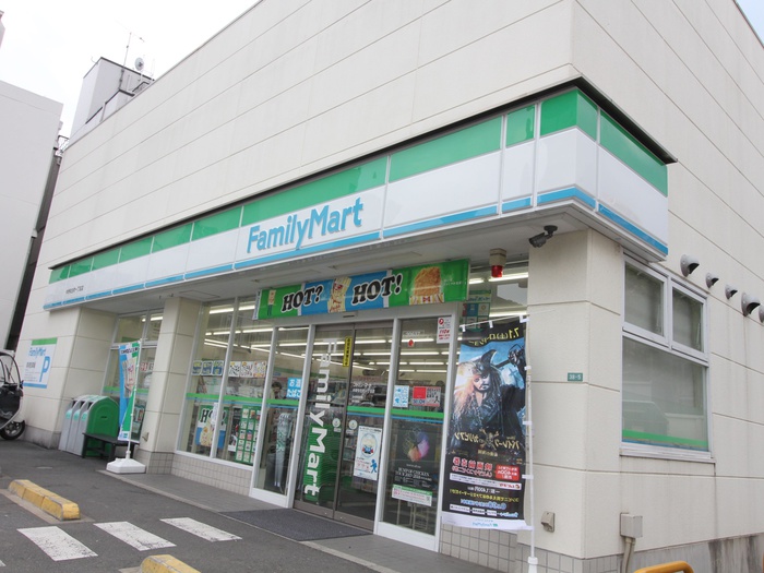 コンビニ　ファミリーマート（コンビニ）まで575m