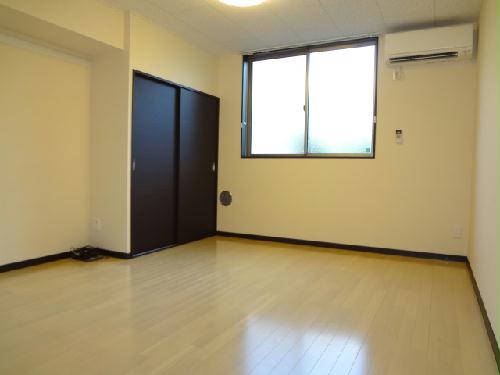 居室・リビング　1Fフローリング、２Ｆカーペットです