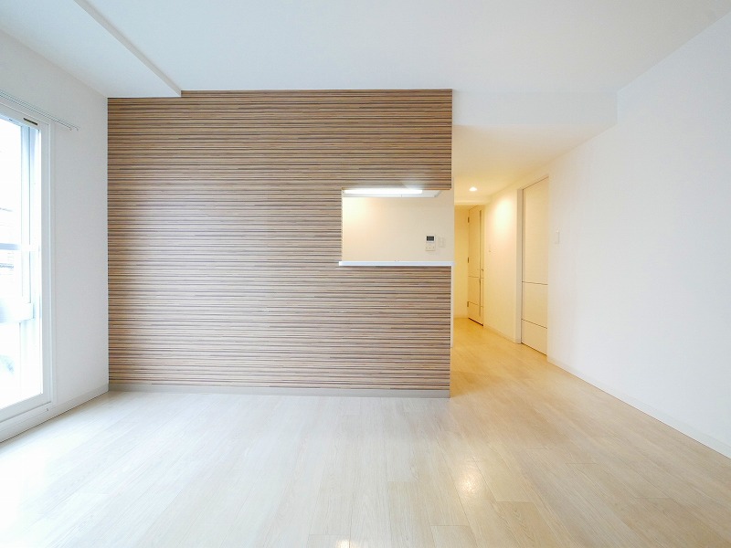 居室・リビング　アクセントクロスがおしゃれな広いリビングルーム♪