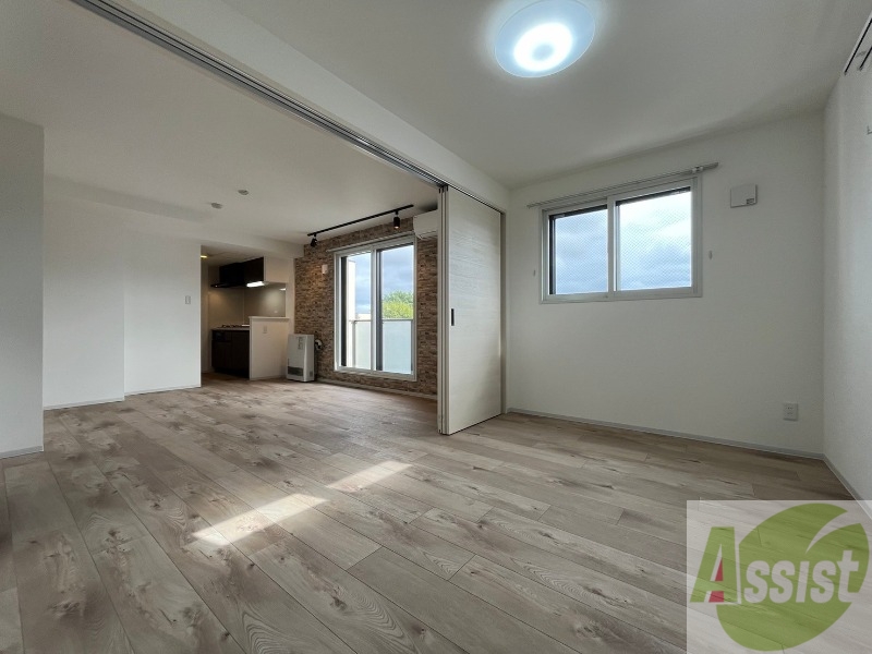 その他部屋・スペース　寝室はこちらです。光が差し込む、温かみのあるお部屋です。