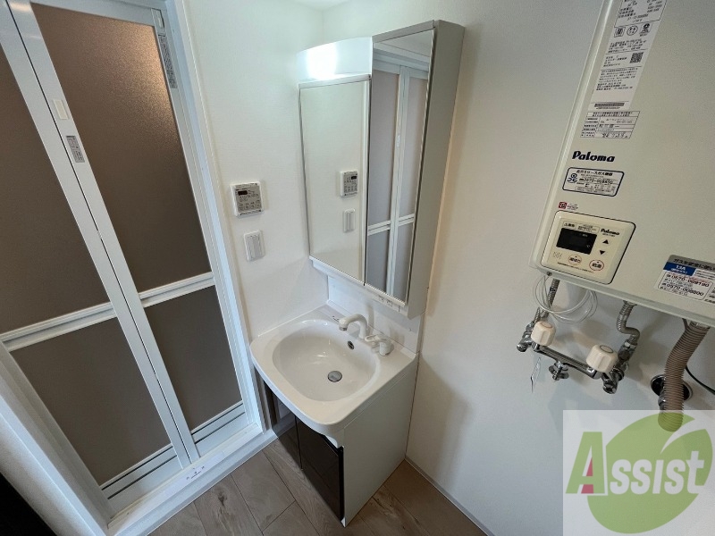 洗面設備　大きくて使いやすそうな独立洗面台になっています。