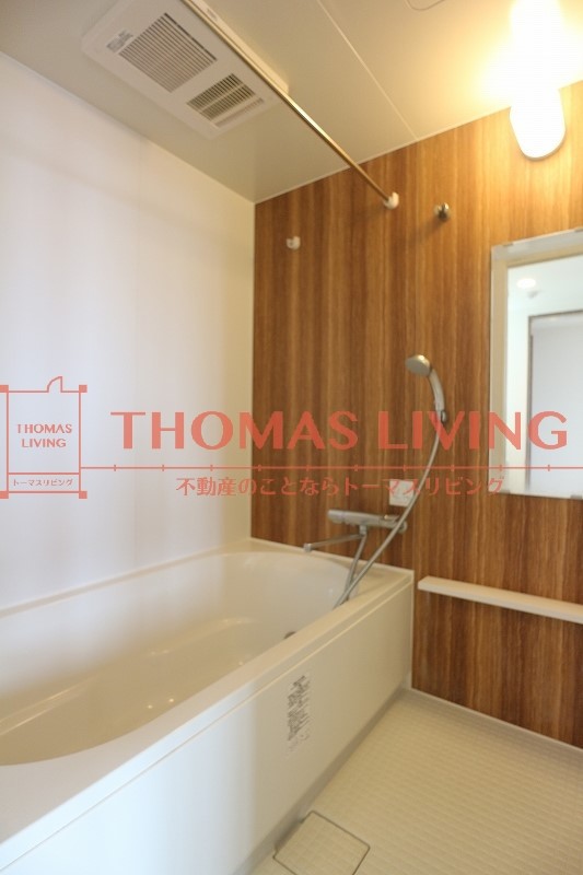 バス・シャワールーム　広めの浴室でゆっくりと入浴して頂けます。追い焚き・浴室乾燥機