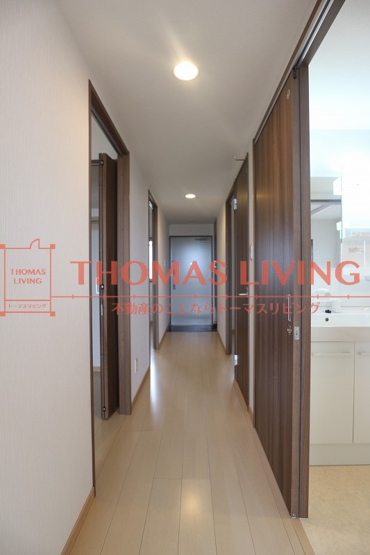 玄関　広々とした玄関にはシューズボックスと下部にスペースがあります