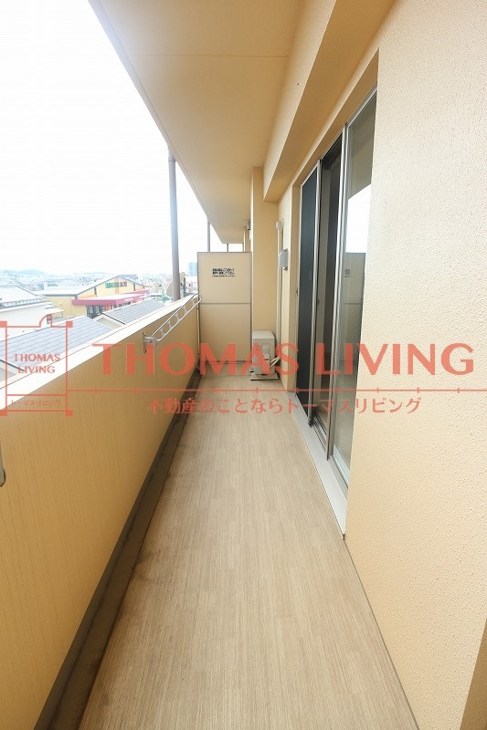 バルコニー　奥行きのあるバルコニーでお洗濯物がたくさん干して頂けます。