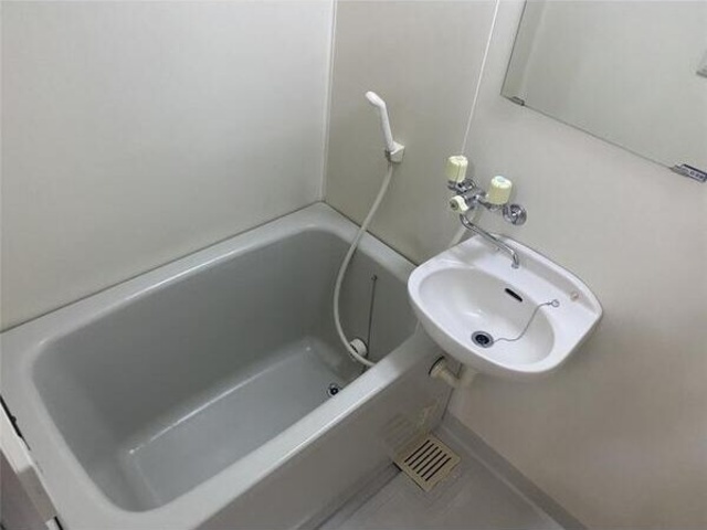 バス・シャワールーム　※同物件の別の部屋の写真です。