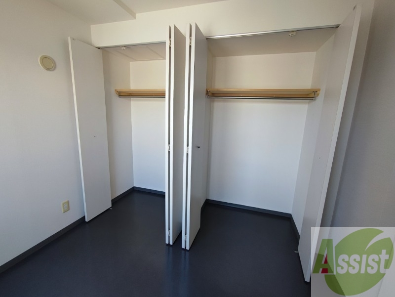 収納　こちらの収納にはハンガーをかけて服もしまえますね。