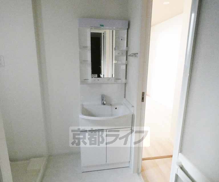 洗面設備　独立洗面台付きです。