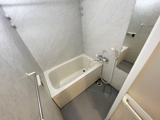 バス・シャワールーム　コンパクトで使いやすいお風呂です