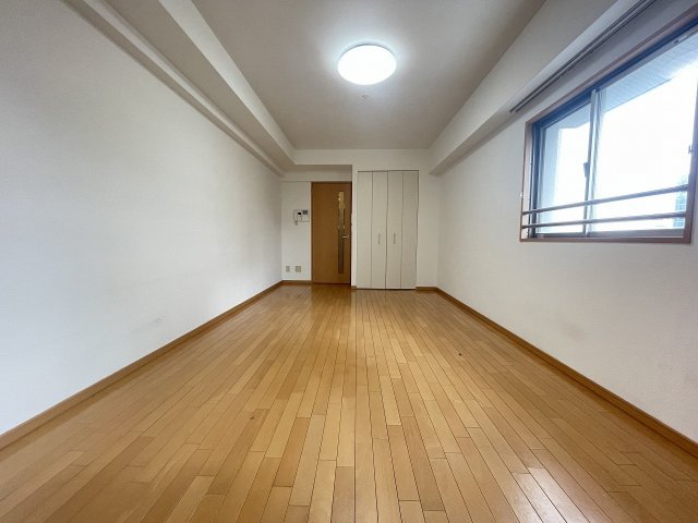 その他部屋・スペース　落ち着いた色調の寝室です