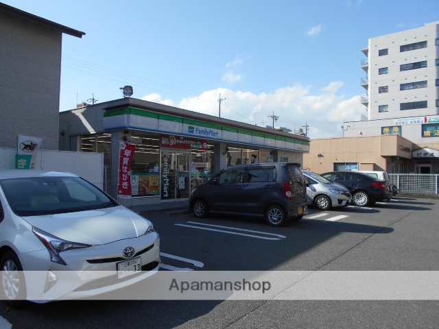コンビニ　ファミリーマート（コンビニ）まで456m