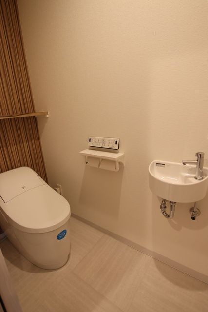 トイレ　温水洗浄便座