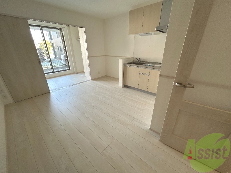 居室・リビング　８．２帖のＬＤＫです。白を基調とした空間がオシャレです。