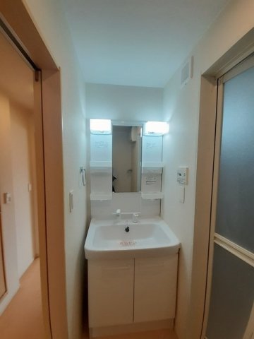 洗面設備　ゆったりとスペースのある洗面所