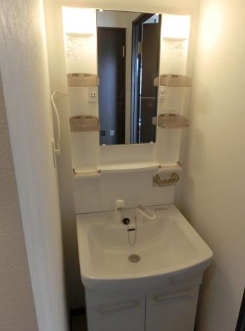 洗面設備　独立洗面台、小物を置くことができて便利です